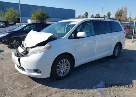 2014 Toyota Sienna Xle V6 8 Passenger z USA, uszkodzony, nr VIN 5TDYK3DC3ES473348